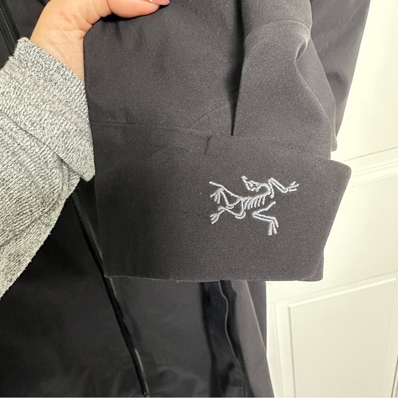 Arc’teryx Shell Rain Jacket - Picture 4 of 9